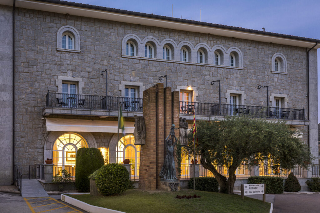 Imatge de la façana general del Parador de Vic